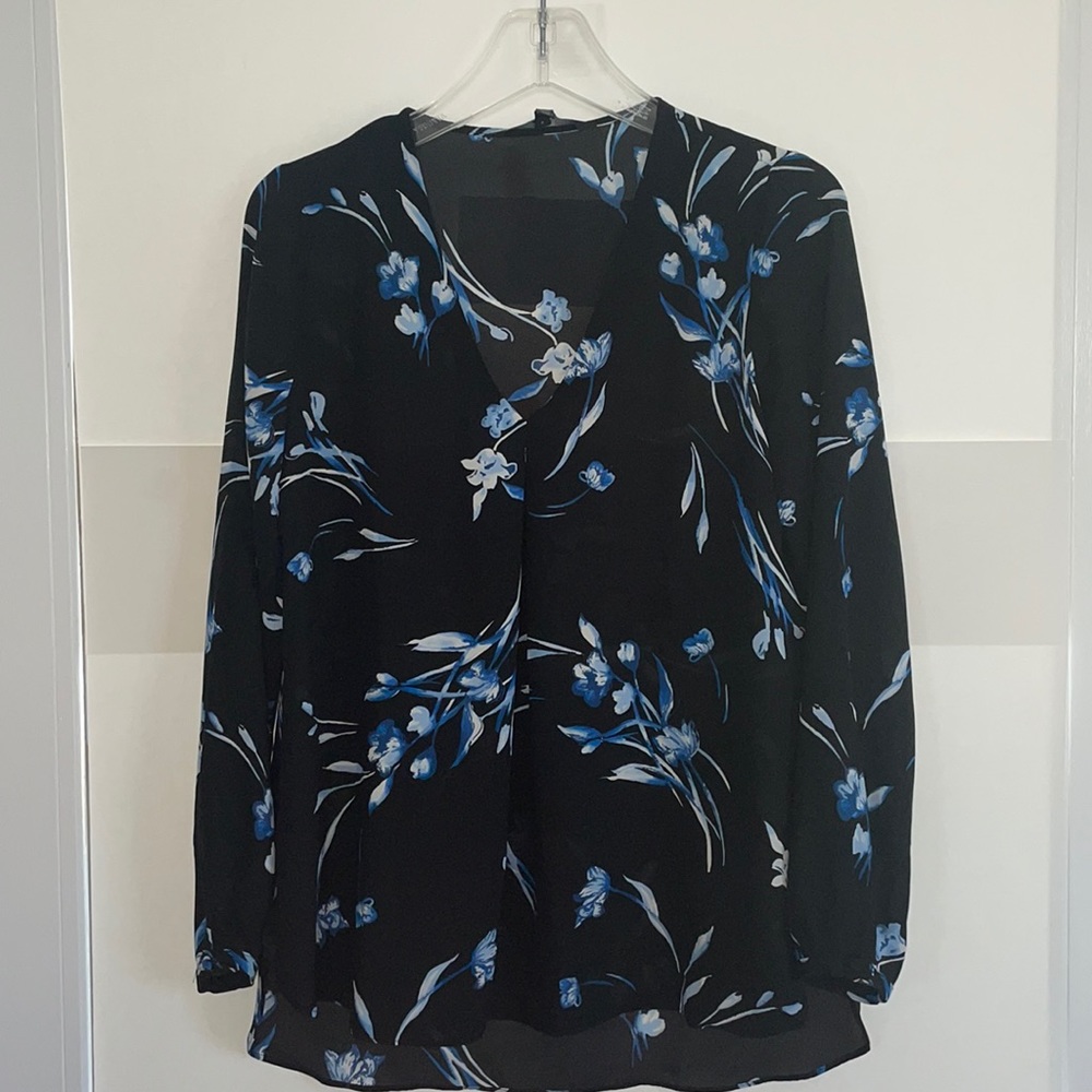 NWOT White House Black Market Black and Blue Floral Long Sleeve Blouse Size XS